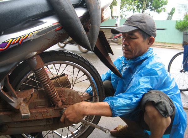 Nếu bạn đang ở Đà Nẵng và gặp trục trặc với chiếc xe máy của mình, đừng lo! Hãy tìm đến dịch vụ sửa xe máy lưu động của chúng tôi để có được dịch vụ chất lượng, nhanh chóng và tiện lợi trong khi bạn còn chờ đợi. Hãy xem ảnh để có thêm thông tin nhé!