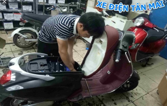 Tháo cốp xe máy điện Vespa lấy bình ra